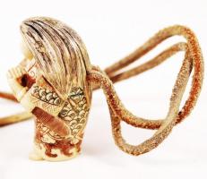 20. század. Bólogató harcos. Necuke, cserélhető fejű, faragott csontfigura, színezett díszítéssel, a...