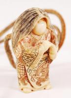 20. század. Bólogató harcos. Necuke, cserélhető fejű, faragott csontfigura, színezett díszítéssel, a...