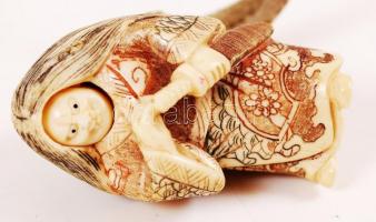 20. század. Bólogató harcos. Necuke, cserélhető fejű, faragott csontfigura, színezett díszítéssel, a...