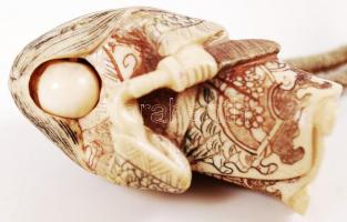 20. század. Bólogató harcos. Necuke, cserélhető fejű, faragott csontfigura, színezett díszítéssel, a...