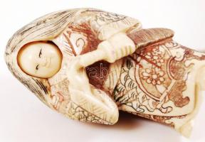 20. század. Bólogató harcos. Necuke, cserélhető fejű, faragott csontfigura, színezett díszítéssel, a...