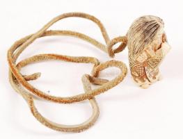 20. század. Bólogató harcos. Necuke, cserélhető fejű, faragott csontfigura, színezett díszítéssel, a...