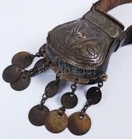 cca 1800 Réz lőportartó bőr övön, cizellált, 6x4 cm /
gunpowder-holder made of copper