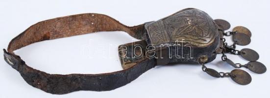 cca 1800 Réz lőportartó bőr övön, cizellált, 6x4 cm /
gunpowder-holder made of copper