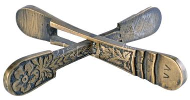 ~1800 Arany és ezüst pénzekhez használatos hordozható cizellált kézi mérleg virág díszítéssel (8cm) ~1880 Pocket-meter for silver and gold coins. Ornamented, made of copper (8cm)