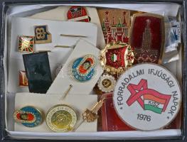 Kis doboznyi vegyes magyar és külföldi jelvény, közte főleg szocialista darabok, olimpiai és sport j...