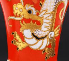 Schaubach Kunst német sárkányos váza, jelzett, aranyozott, festési hibákkal, m:15 cm, d:14 cm