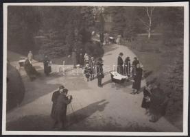 1931 Kinszki Imre (1901-1945): Parkban. Vintage fotó, jelzés nélkül, hátoldalán datált, a szerző hagyatékából, 4x6cm