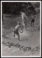 1936 Kinszki Imre (1901-1945): Játék a patakban. Vintage fotó, jelzés nélkül, datált, a szerző hagyatékából, 8x6cm