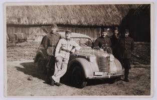 1940. Fotó a Szinérváraljára bevonult 1/1 utász század katonái, autóval. 9x14 cm.