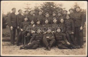 cca 1940. Fotó a Magyar Királyi Légierő katonáiról. 8,5x13,5 cm.