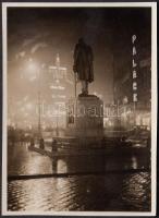 cca 1932 Kinszki Imre (1901-1945): Straße in Budapest in der Nacht - Budapest éjjel. Vintage fotó, hátoldalán aláírt, feliratozott, 7x5cm