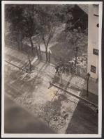 1931 Kinszki Imre (1901-1945): Morgenstunde - Reggeli óra. Vintage fotó, jelzés nélkül, feliratozva, a szerző hagyatékából, 8x6cm