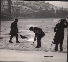 1933-1935 Kinszki Imre (1901-1945): Jégkaparók. Vintage fotó, hátoldalán szerzői pecséttel jelzett, 11x16cm