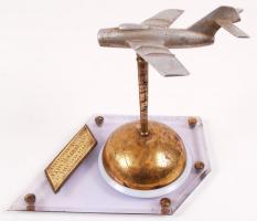 1968 Szovjet ajándéktárgy "Magyar Barátomnak..." kezdetű cirill betűs felirattal, réz, plexi, rácsavarozható MIG-15-ös vadászgéppel /  Soviet souvenier whit a MIG-15 jet fighter, 13,5cm
