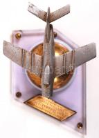 1968 Szovjet ajándéktárgy "Magyar Barátomnak..." kezdetű cirill betűs felirattal, réz, ple...