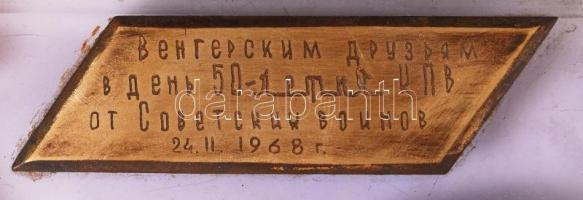 1968 Szovjet ajándéktárgy "Magyar Barátomnak..." kezdetű cirill betűs felirattal, réz, ple...