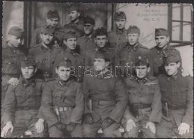 1943 Miskolc Rudolf Laktanya, csoportkép katonákról, pár név ráírva a fotóra, hátoldala tele írva, 16×23 cm