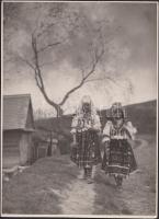 Cca 1930-1940 Kerny István (1879-1963): Sokácz asszonyok, Szalánta. Vintage fotó, hátoldalán szerzői pecséttel jelzett, 23x17cm