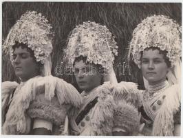 cca 1930-1940 Kerny István (1879-1963): Mezőkövesdi viselet. Vintage fotó, hátoldalán szerzői pecséttel jelzett, feliratozott, 17x23cm (egyik sarkán kis szakadás)