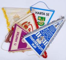 Zászló gyűjtemény: főleg külföldi sportklubok, néhány foltos