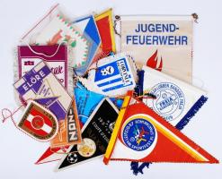 Zászló gyűjtemény: főleg külföldi sportklubok, néhány foltos