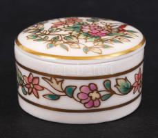 Zsolnay virágmintás gyógyszeres doboz, kézzel festett, jelzett, hibátlan/ Zsolnay hand painted box in flawless condition. 4x2 cm