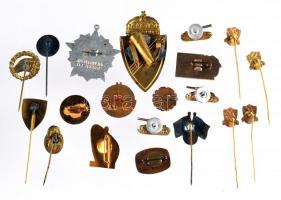 20db vegyes magyar és külföldi jelvény, főleg a szocializmus időszakából, zománcozott és jobb darabo...