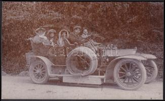 Cca 1900 M. Mattschek fotográfus képe egy automobilról és a benne ülőkről, keményhátú fotó, 9×16 cm