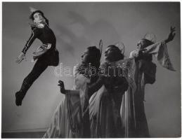 cca 1930-1940 Leichtner Erzsébet vintage felvétele Szentpál Olga mozgásművészeti csoportjáról, pecséttel jelzett, 17x22cm