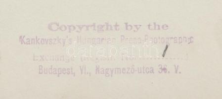 cca 1925 Kankowszky Ervin (1884-1945): Kévekötő, pecséttel jelzett vintage fotó, 24x18 cm