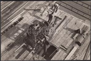 1936 Jermy László: Hídépítők. Vintage fotó, hátoldalán aláírva, 11x17cm