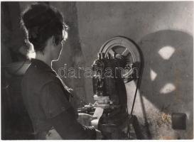 cca 1950 Ék Sándor (1902-1975): Műhelyben. Vintage felvétel, jelzetlen, a szerző hagyatékából, 13x18cm