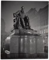 cca 1940-1950 Dulovits Jenő (1903-1972): Jókai Mór szobra. Vintage fotó, hátoldalán szerzői pecséttel, 20x17cm