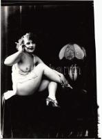 cca 1920/1990 Erotikus fotó, kontakt másolat egy Demeter Károly (1892-1983) hagyatékában levő üveglemezről, 18x12cm