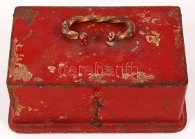 Antik füles pénztár-kazetta kulccsal, festett vas, erősen kopott, 12×20 cm, m:9 cm/ Iron antique cassa