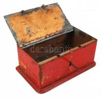 Antik füles pénztár-kazetta kulccsal, festett vas, erősen kopott, 12×20 cm, m:9 cm/ Iron antique cas...