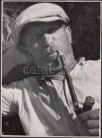 cca 1938 Csík Ferenc (1894-1984): Pihenés. Vintage fotó, hátoldalán pecséttel jelzett, 23x17cm