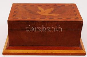 Intarziás asztali fadoboz, madár mintával, hibás és javított. 20x13 cm, magasság: 9 cm