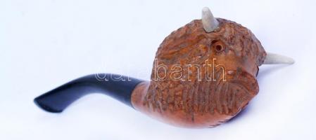 2 db faragott pipa, bölény- és elefántfejű, ragasztott csonttal, 13 cm