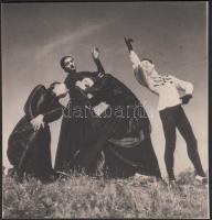 cca 1920-1930 Szabadtéri mozdulatművészeti kompozíció. Jelzetlen fotó a Szentpál Olga mozgásművészeti iskola tagjairól, 11x10cm