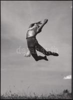 cca 1930-1935 Jelzetlen vintage fotó Szentpál Olga mozgásművészeti iskolájának egy tagjáról. A kép felületén foltok, törésvonalak, hibás kópia, 23x17cm
