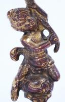 Réz puttós gyertyatartó, gazdagon díszített, kopott, m:15 cm