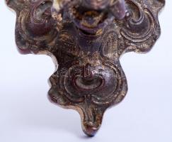 Réz puttós gyertyatartó, gazdagon díszített, kopott, m:15 cm