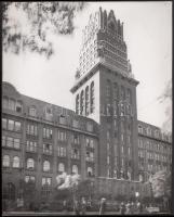 cca 1935-1943 Vadas Ernő (1899-1962): Az OTI székháza. Vintage fotó, hátoldalán pecséttel, aláírással jelzett, a Hungária Magazinban publikálva, 22x17cm