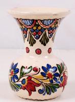 Major Judit(1968- ): virágmintás váza, kézzel festett kerámia, jelzett, magasság: 16 cm (alján mázhibás)