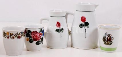 Lilien osztrák porcelán, 5 db, 2 matricás pohár, szarvas és virág mintával, 1 kézzel festett pohár és 2 kézzel festett kiöntő, virág mintával, jelzett, hibátlan.
