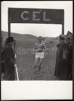 cca 1950-1960 Bojár Sándor (1914-2000): Futóversenyen. Vintage fotó, hátoldalán pecséttel jelezett, 18x13cm