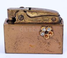 Arrow régi köves öngyújtó, bizsu virág díszítéssel, 3×4 cm