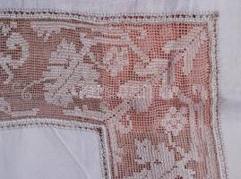 Antik belga hímzett terítő, apró hibákkal, 180×270 cm